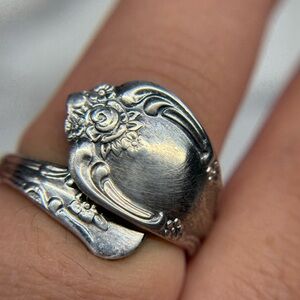 Elegant Silver Floral Ring